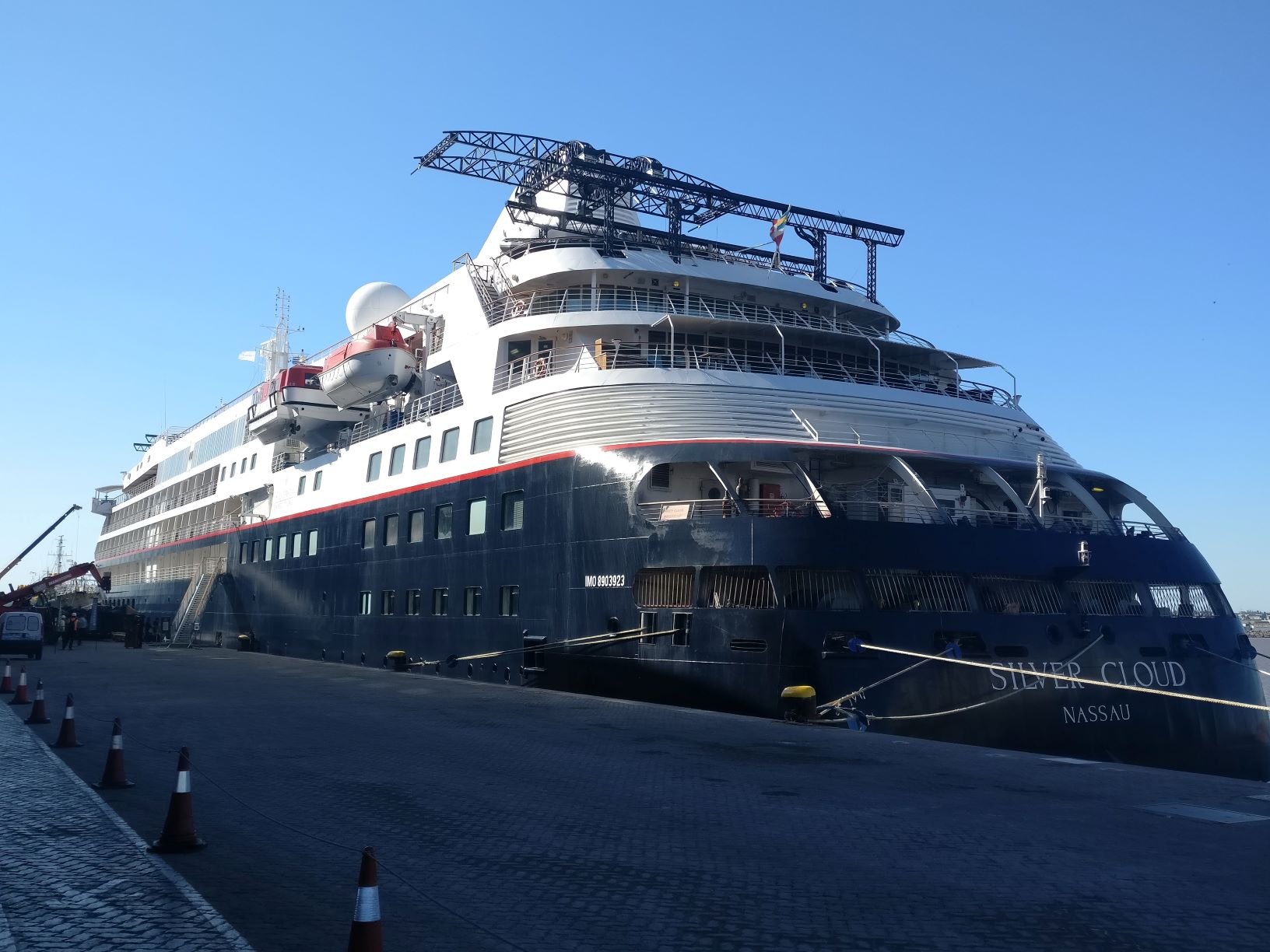 Die Silver Cloud vor ihrer Premierenreise als Expeditionsschiff im Hafen von Montevideo