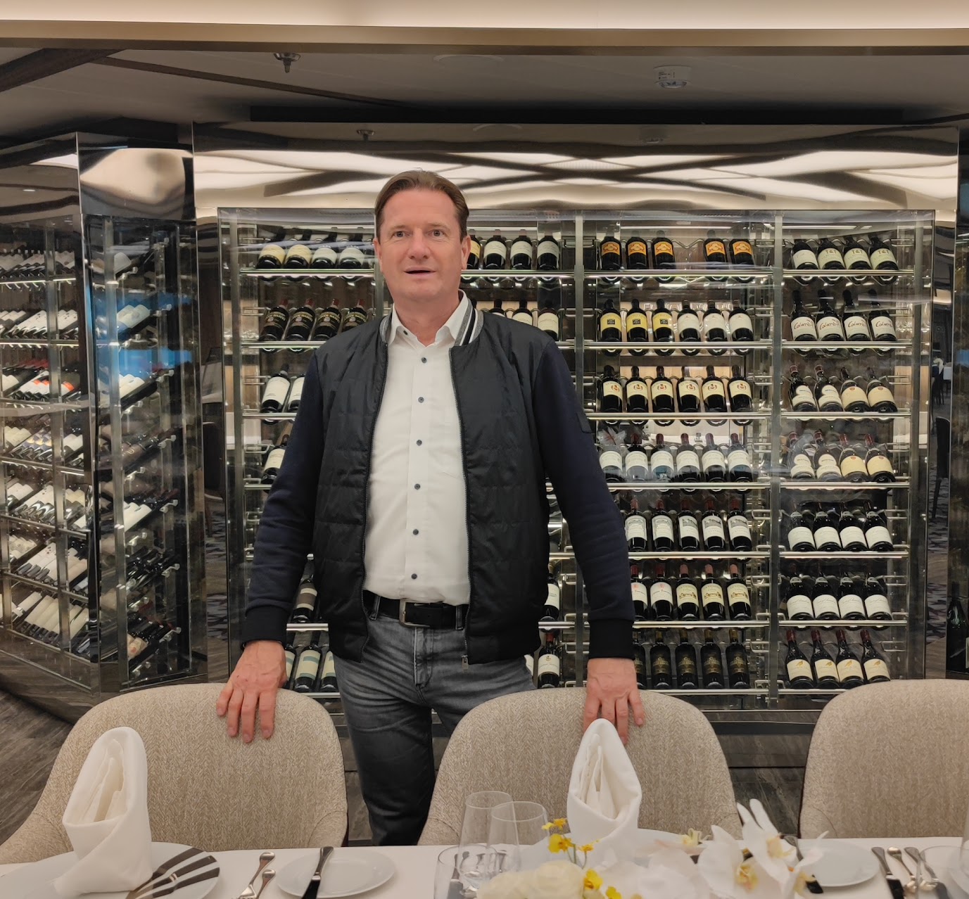 Luxus Kreuzfahrten Spezialist Michael Seibert im Hauptrestaurant der Seabourn Venture The Restaurant 